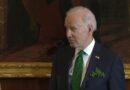VIDEO Joe Biden, din nou în ipostaza de președinte… PULBERE: A UITAT că a dat mâna cu un senator american și a încercat din nou!