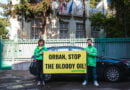 Activiștii Greenpeace protestează la Ambasada Ungariei și țipă la Viktor Orban: „BLOCHEAZĂ sancțiunile împotriva Rusiei!”