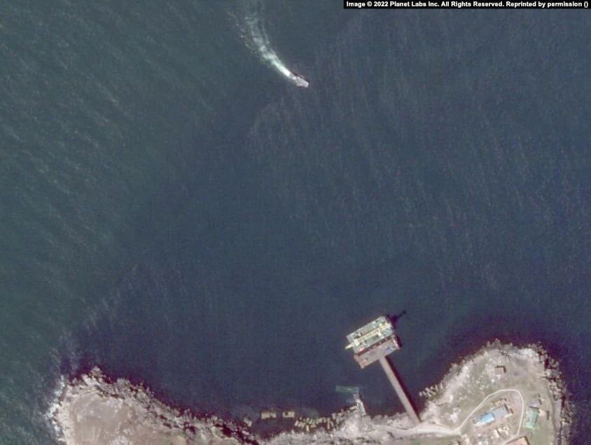 Rusii incearca sa scoata nava de debarcare distrusa langa Insula Serpilor