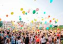 VIDEO 1.500 de persoane la lansarea de baloane din Piața Ovidiu. „Pacea și toleranța să stingă focul războaielor!”