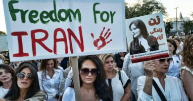 Din revoluția iraniană: Forţele de securitate trag în sânii și organele genitale ale protestatarelor