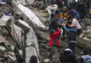 Numărul victimelor cutremurelor din Turcia continuă să crească. Se aud ţipete şi plânsete ale celor prinşi în clădirile prăbușite. Un copil s-a născut sub dărâmăturile provocate de cutremur – VIDEO