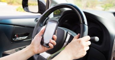 Amenzile pentru vorbit la telefon la volan pot fi ANULATE dacă polițistul nu descrie tipul de telefon în procesul-verbal